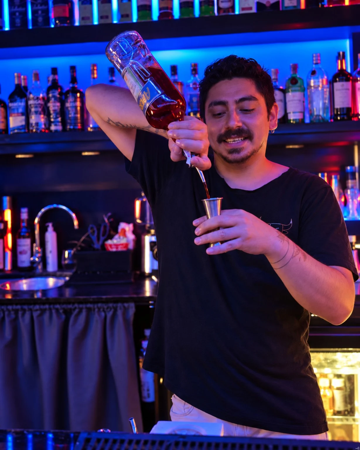 Bartender preparando una copa durante una noche de MOVA